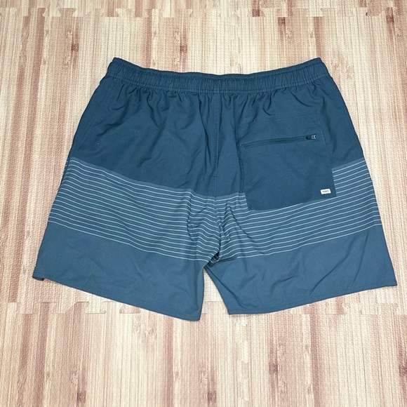 Vuori Men's Trail Shorts in Beryl Stripe [L4] - Picture 5 of 11